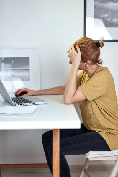 Жінка Працює Дому Ноутбуці Має Головний Біль — стокове фото