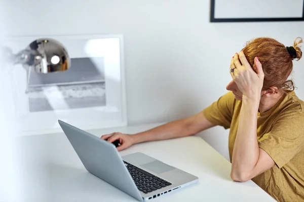 Evde Dizüstü Bilgisayarla Çalışan Başı Ağrıyan Bir Kadın — Stok fotoğraf