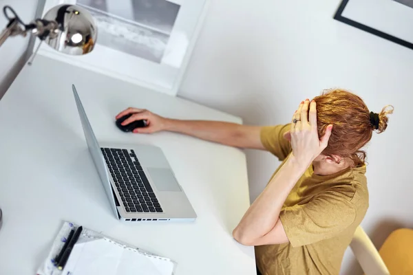 Frau Arbeitet Von Hause Aus Laptop Und Hat Kopfschmerzen — Stockfoto