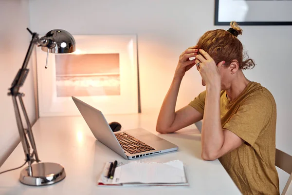 Nainen Työskentelee Kotoa Kannettavalla Tietokoneella Jolla Päänsärky — kuvapankkivalokuva