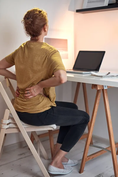 Жінка Працює Ноутбуці Вдома Має Проблеми Стегнами Спиною Болем Животі — стокове фото