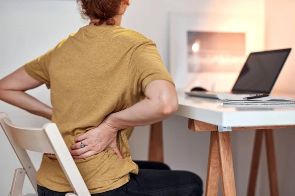 Mujer Trabajando Portátil Casa Teniendo Problemas Con Las Caderas Espalda — Foto de Stock