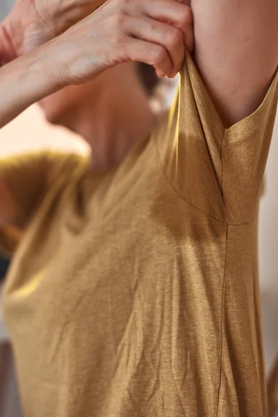 Mujer Con Sudoración Excesiva Axila Mancha Camisa — Foto de Stock