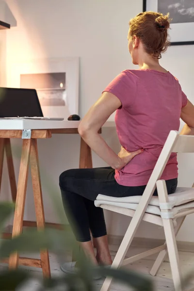 Mujer Trabajando Portátil Casa Teniendo Problemas Con Las Caderas Espalda — Foto de Stock