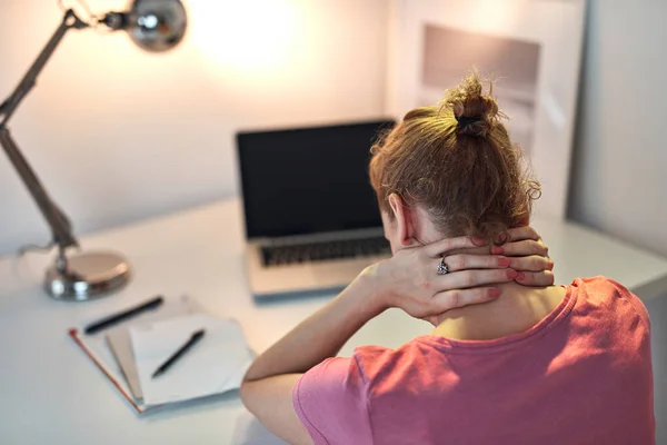 Frau Arbeitet Von Hause Aus Laptop Und Hat Schmerzen Nacken — Stockfoto