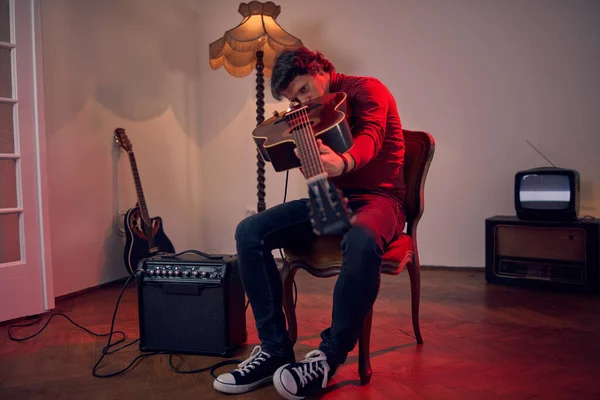 Músico Masculino Tocando Guitarra Acústica Amplificador Habitación Retro Vintage —  Fotos de Stock