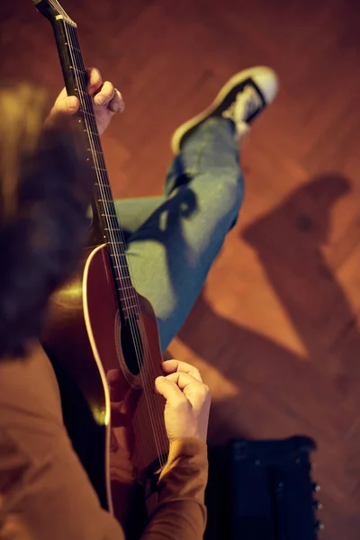 Mannelijke Muzikant Speelt Akoestische Gitaar Versterker Retro Vintage Room — Stockfoto