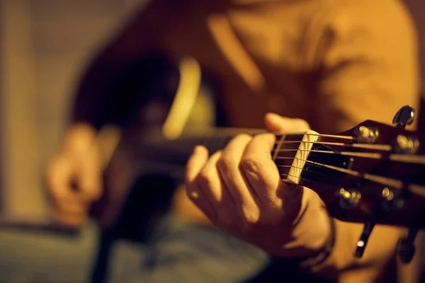 빈티지 룸에서 증폭기 위에서 기타를 연주하는 음악가 — 스톡 사진