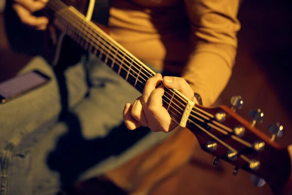 Чоловік Музикант Грає Акустичній Гітарі Підсилювачі Ретро Вінтажній Кімнаті — стокове фото