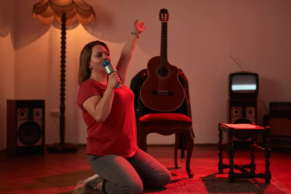 Mulher Tocando Música Cantando Microfone Sem Fio Uma Sala Vintage — Fotografia de Stock