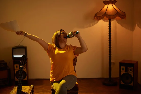 Жінка Грає Музику Співає Бездротовому Мікрофоні Ретро Вінтажній Кімнаті — стокове фото