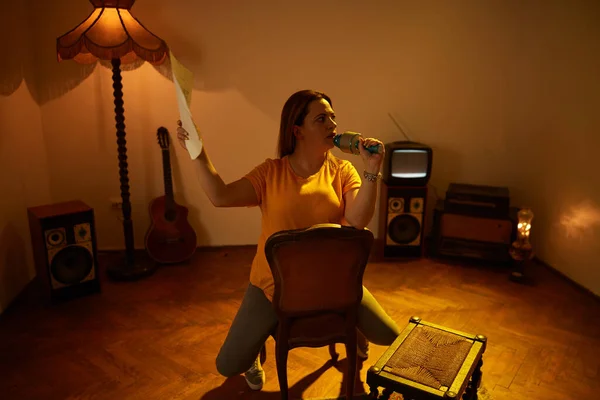 Mulher Tocando Música Cantando Microfone Sem Fio Uma Sala Vintage — Fotografia de Stock