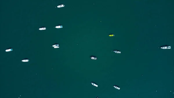 Muchos Fisihing Pequeños Barcos Aparcados Río Vista Del Dron — Foto de Stock