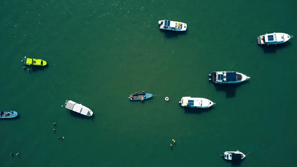 Mnoho Rybářských Malých Člunů Zaparkovaných Řece Zobrazení Dronů — Stock fotografie