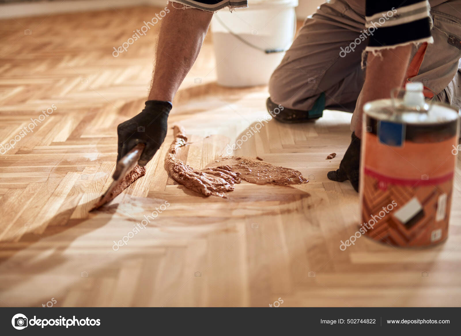 Reparador Restaurando Parquet Viejo Piso Madera Dura: fotografía