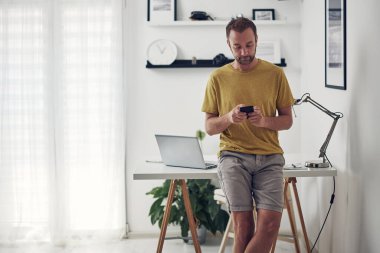 Adam işten ara verirken akıllı telefon kullanıyor..