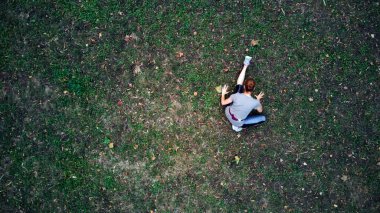 Parkta eğitim gören bir kadının hava görüntüsü..