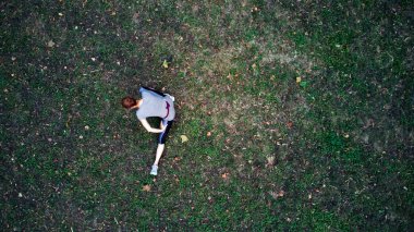 Parkta eğitim gören bir kadının hava görüntüsü..