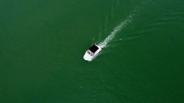 Nehirdeki teknenin hava aracı görüntüsü.