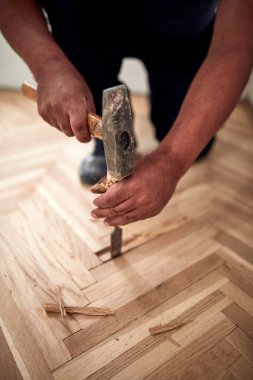 Tamirci eski parke döşemesini restore ediyor..