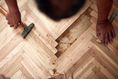 Tamirci eski parke döşemesini restore ediyor..