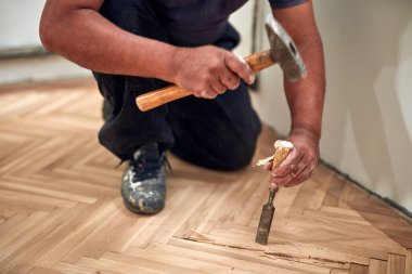 Tamirci eski parke döşemesini restore ediyor..