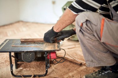 Tamirci eski parke döşemesini restore ediyor..