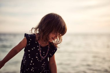 Kameranın önünde poz veren tatlı gülen kız..