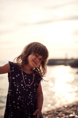 Kameranın önünde poz veren tatlı gülen kız..