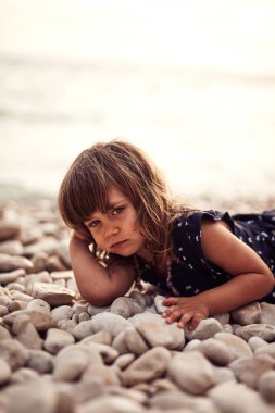 Kameranın önünde poz veren tatlı küçük kız..