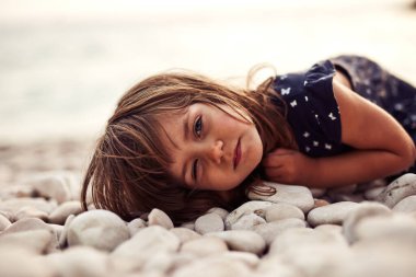 Kameranın önünde poz veren tatlı gülen kız..