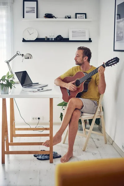 Hombre Tocando Guitarra Acústica Casa — Foto de Stock