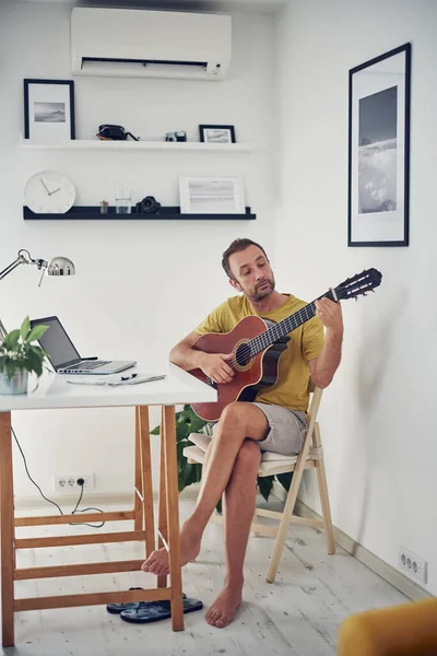 Hombre Tocando Guitarra Acústica Casa — Foto de Stock