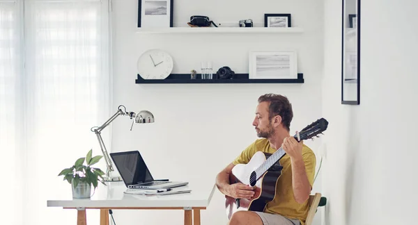 Hombre Tocando Guitarra Acústica Casa — Foto de Stock