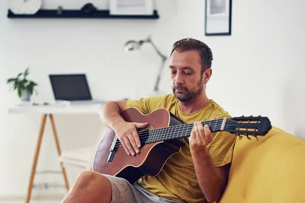 Чоловік Грає Акустичній Гітарі Вдома — стокове фото