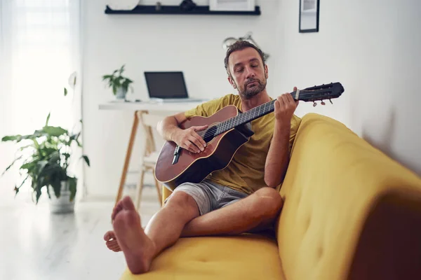 在家弹吉他的男人 — 图库照片
