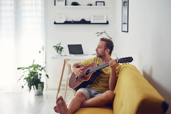 집에서 기타를 연주하는 — 스톡 사진