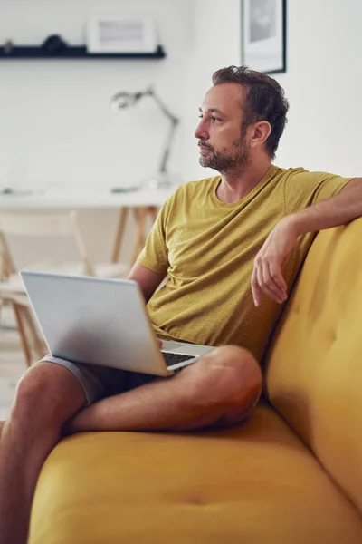 Hombre Trabajando Portátil Desde Sala Estar Trabajo Desde Concepto Del — Foto de Stock