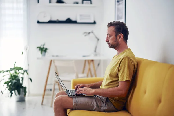 Hombre Trabajando Portátil Desde Sala Estar Trabajo Desde Concepto Del — Foto de Stock