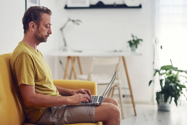 Hombre Trabajando Portátil Desde Sala Estar Trabajo Desde Concepto Del — Foto de Stock