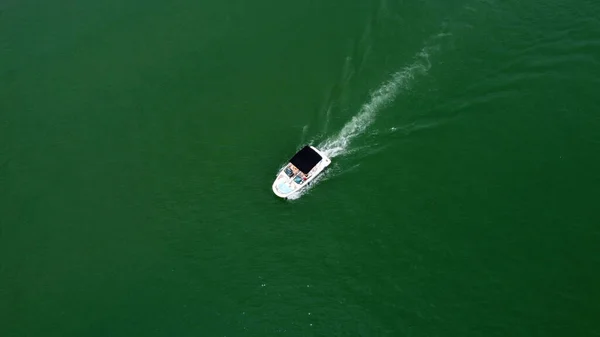 Nehirdeki Teknenin Hava Aracı Görüntüsü — Stok fotoğraf