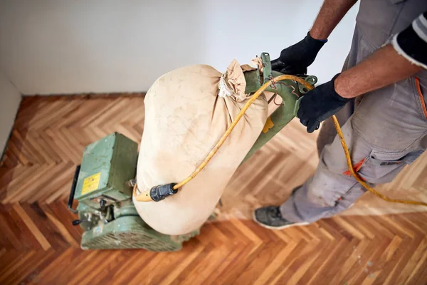 Reparador Restaurando Parquet Con Una Máquina Lijar — Foto de Stock