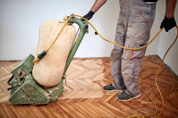 Reparador Restaurando Parquet Con Una Máquina Lijar — Foto de Stock