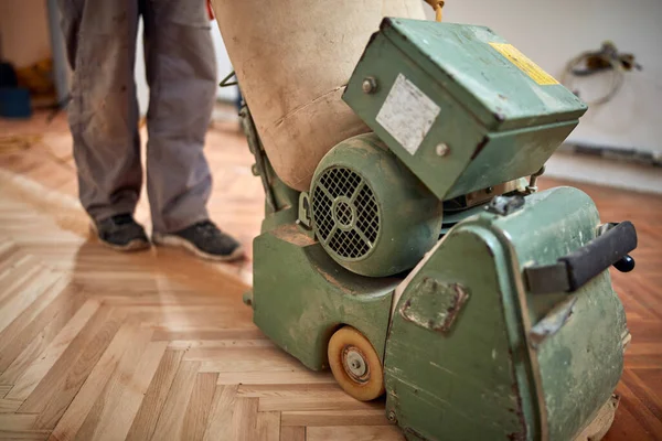 Reparador Restaurando Parquet Con Una Máquina Lijar — Foto de Stock