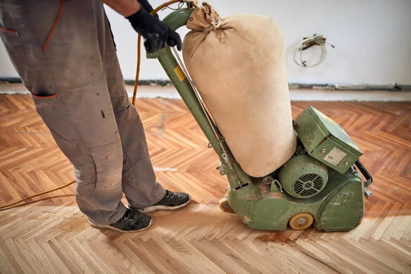 Reparador Restaurando Parquet Con Una Máquina Lijar — Foto de Stock