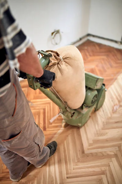 Reparador Restaurando Parquet Con Una Máquina Lijar — Foto de Stock