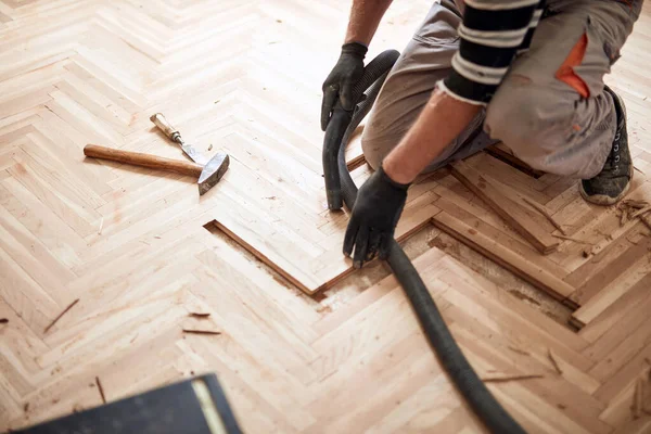 Reparador Restaurando Parquet Viejo Piso Madera Dura — Foto de Stock