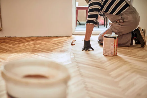 古い寄木細工の床を復元修理工 — ストック写真