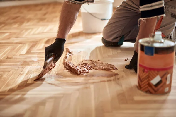 Reparador Restaurando Parquet Viejo Piso Madera Dura — Foto de Stock