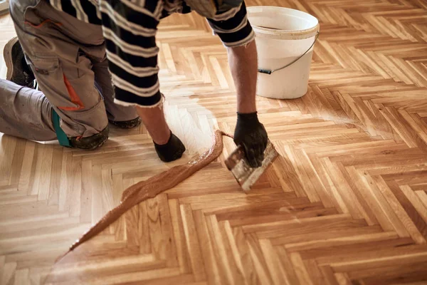 Repairman Restoring Old Parquet Hardwood Floor — Stock Photo, Image